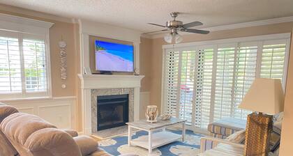 Kingston Resort: Ground floor, 7 min walk to beach, two decks