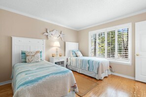 3 bedrooms, desk, iron/ironing board, free WiFi - Kingston Resort: Ground floor, 7 min walk to beach, two decks (Myrtle Beach)