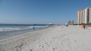 Sun loungers - Kingston Resort: Ground floor, 7 min walk to beach, two decks (Myrtle Beach)