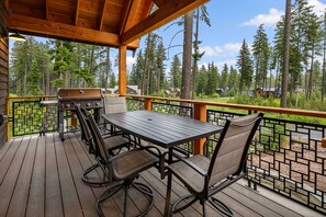 Outdoor dining - Big Home with LOW RATES! In the Heart of Suncadia Resort | Hot Tub | WiFi (Cle Elum)