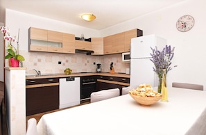 Kühlschrank, Mikrowelle, Ofen, Geschirrspüler