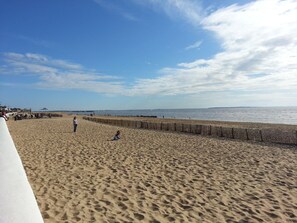 Beach nearby - New: New garden level with terrace and parking 10min from town center (La Rochelle)