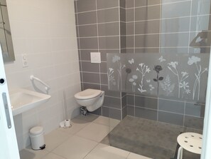 Douche, sèche-cheveux, papier toilette