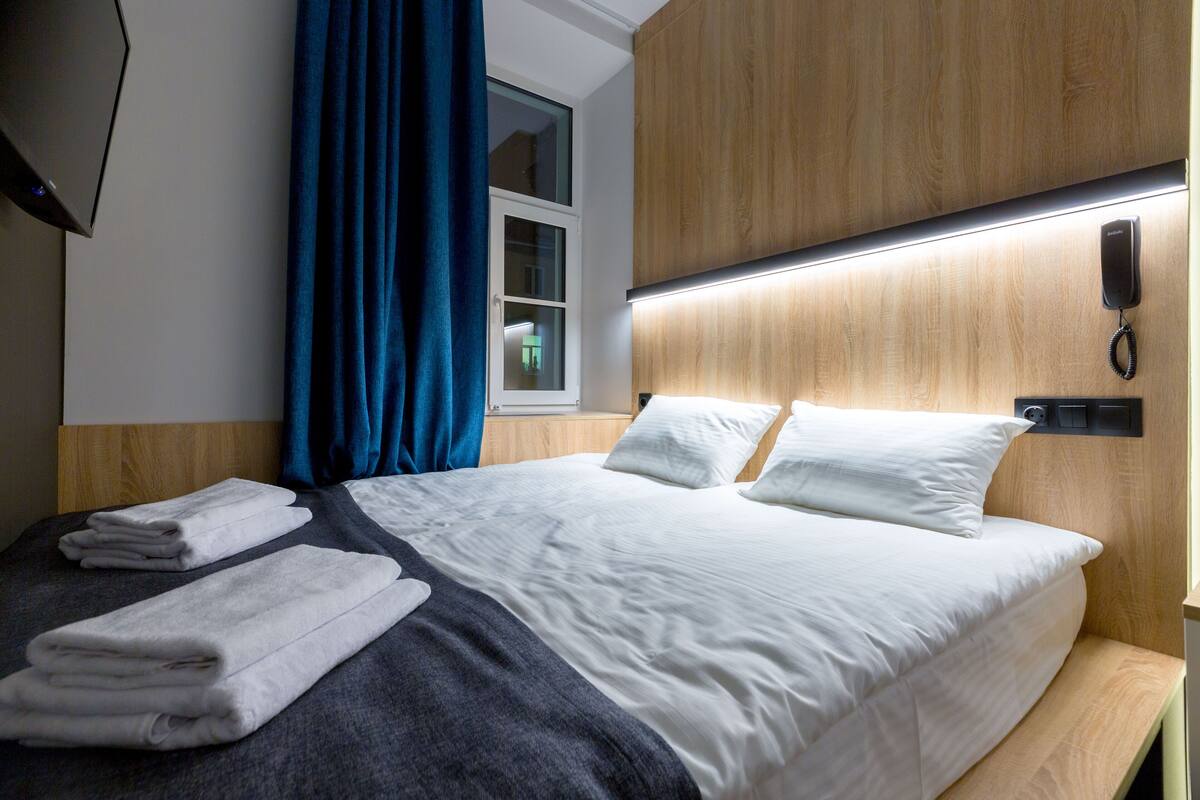 2 Schlafzimmer, schallisolierte Zimmer, Bügeleisen/Bügelbrett