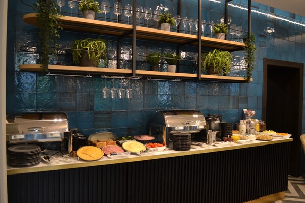 Daily buffet breakfast (RUB 500 per person)