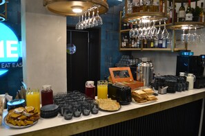 朝食 (ビュッフェ)、毎日提供 (1 名様 500 RUB)