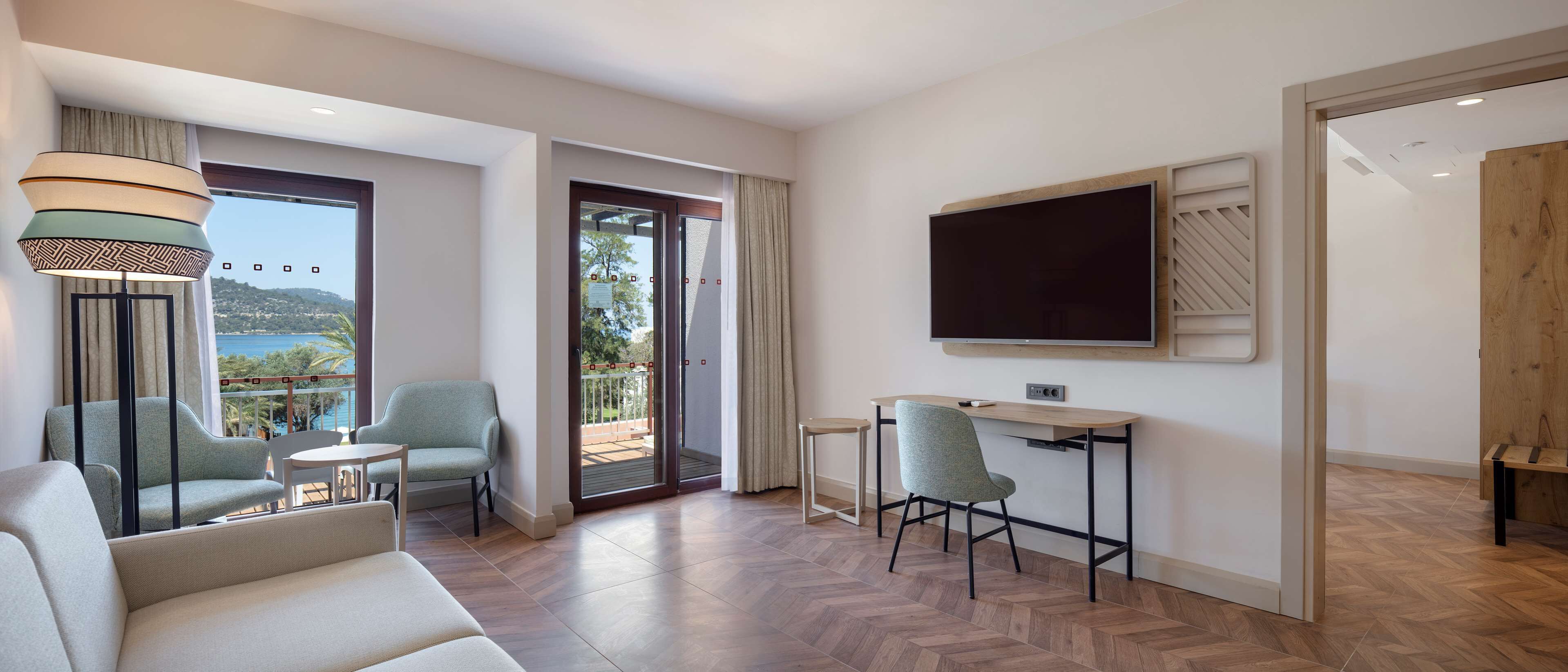 suite, 1 bedroom | living area | 55-inch lcd tv with cable channels, tv