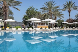 Seasonal outdoor pool, pool umbrellas