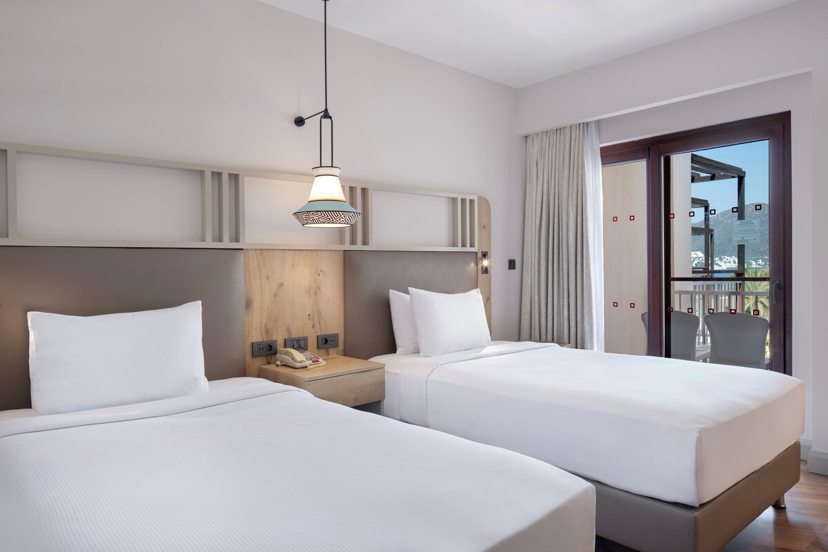 Deluxe Room, 2 Single Beds | Minibar, in-room safe, desk, laptop workspace