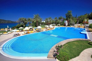 Piscina a l'aire lliure de temporada i para-sols 