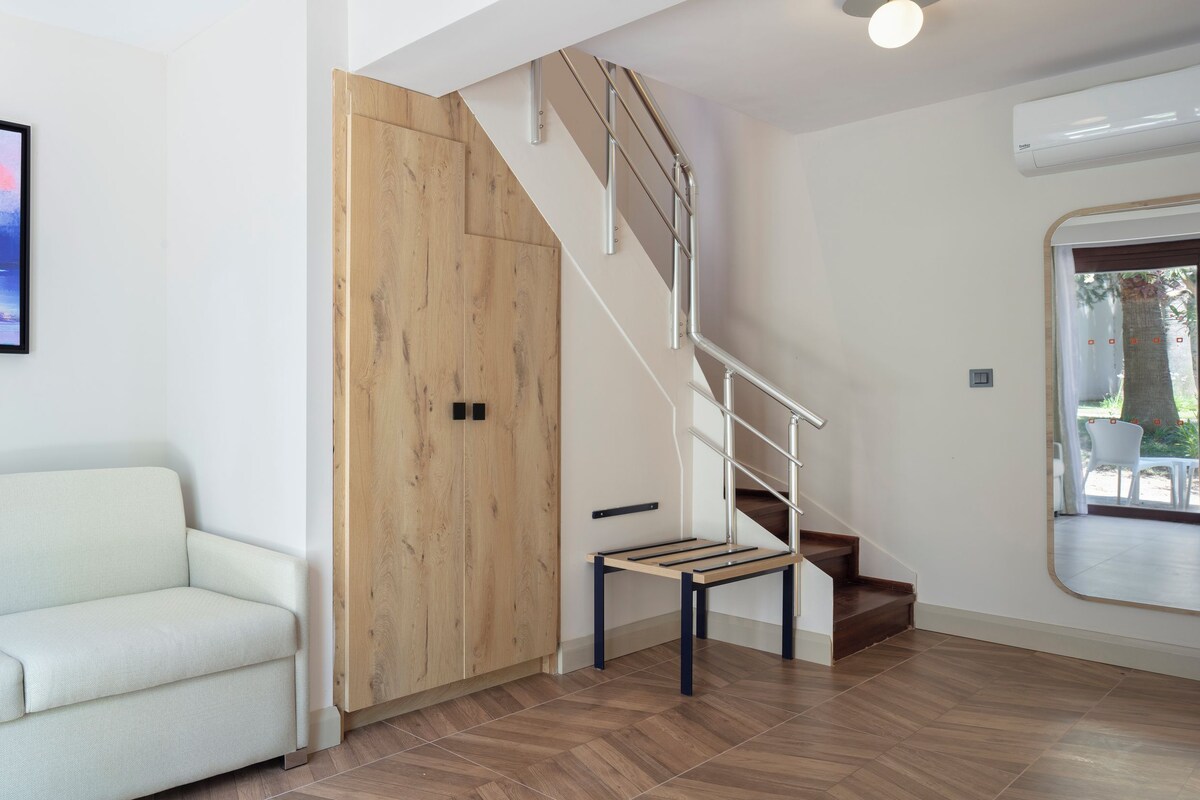 Deluxe Duplex, 1 King Bed | Minibar, in-room safe, desk, laptop workspace