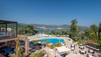 Private beach, sun-loungers, beach umbrellas, beach towels