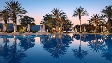 Seasonal outdoor pool, pool umbrellas