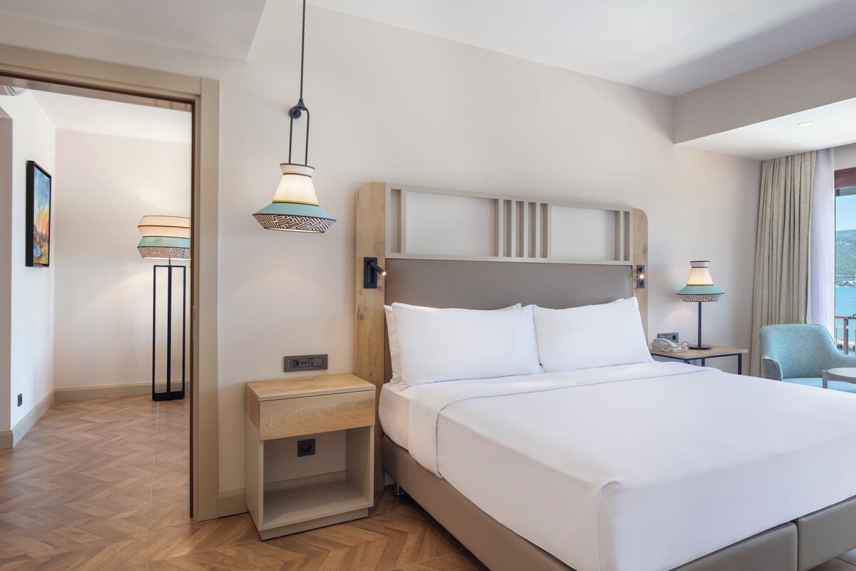 Suite, 1 Bedroom | Minibar, in-room safe, desk, laptop workspace