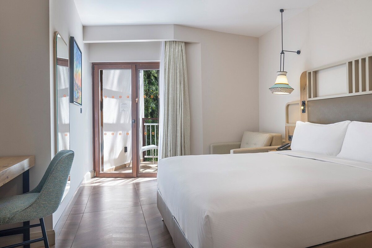 Superior Room, 1 King Bed | Minibar, in-room safe, desk, laptop workspace