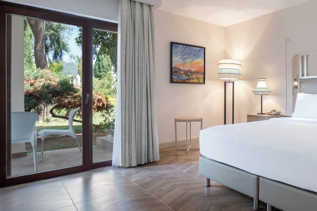 Room, 1 King Bed, Accessible | Minibar, in-room safe, desk, laptop workspace