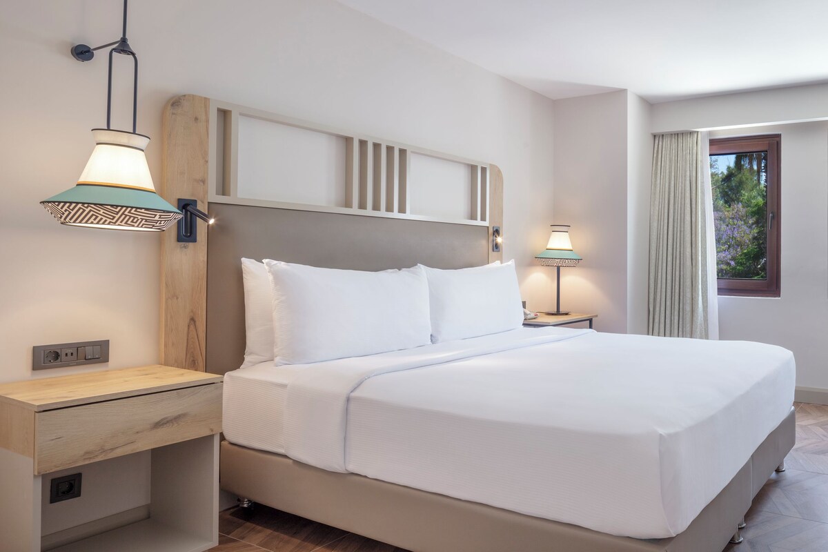 Deluxe Room, 1 King Bed | Minibar, in-room safe, desk, laptop workspace