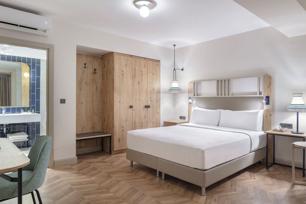 Family Room, 1 King Bed | Minibar, in-room safe, desk, laptop workspace