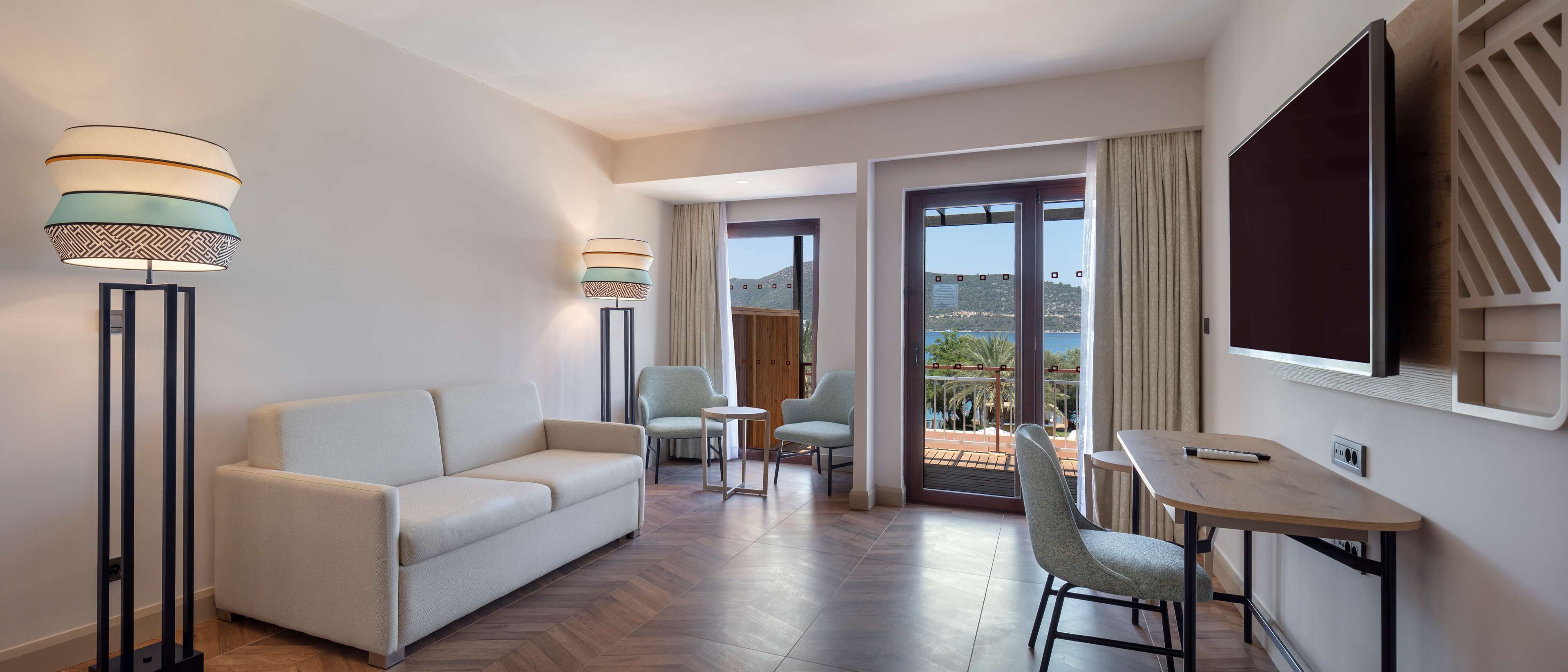 Suite, 1 Schlafzimmer | Minibar, Zimmersafe, Schreibtisch, laptopgeeigneter Arbeitsplatz