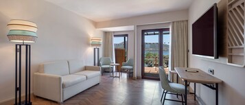 Suite, 1 habitación | Minibar, caja fuerte, escritorio y espacio para trabajar con un portátil