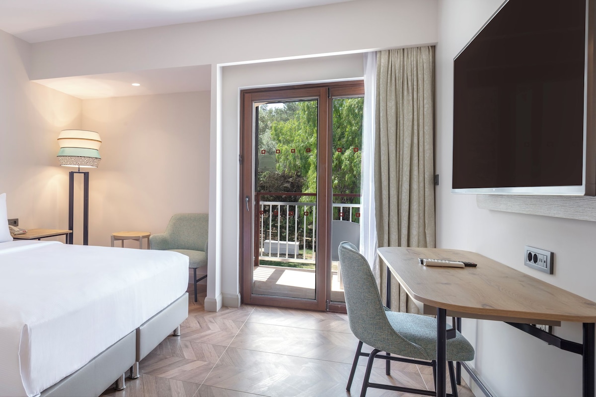 Deluxe Room, 1 King Bed | Minibar, in-room safe, desk, laptop workspace
