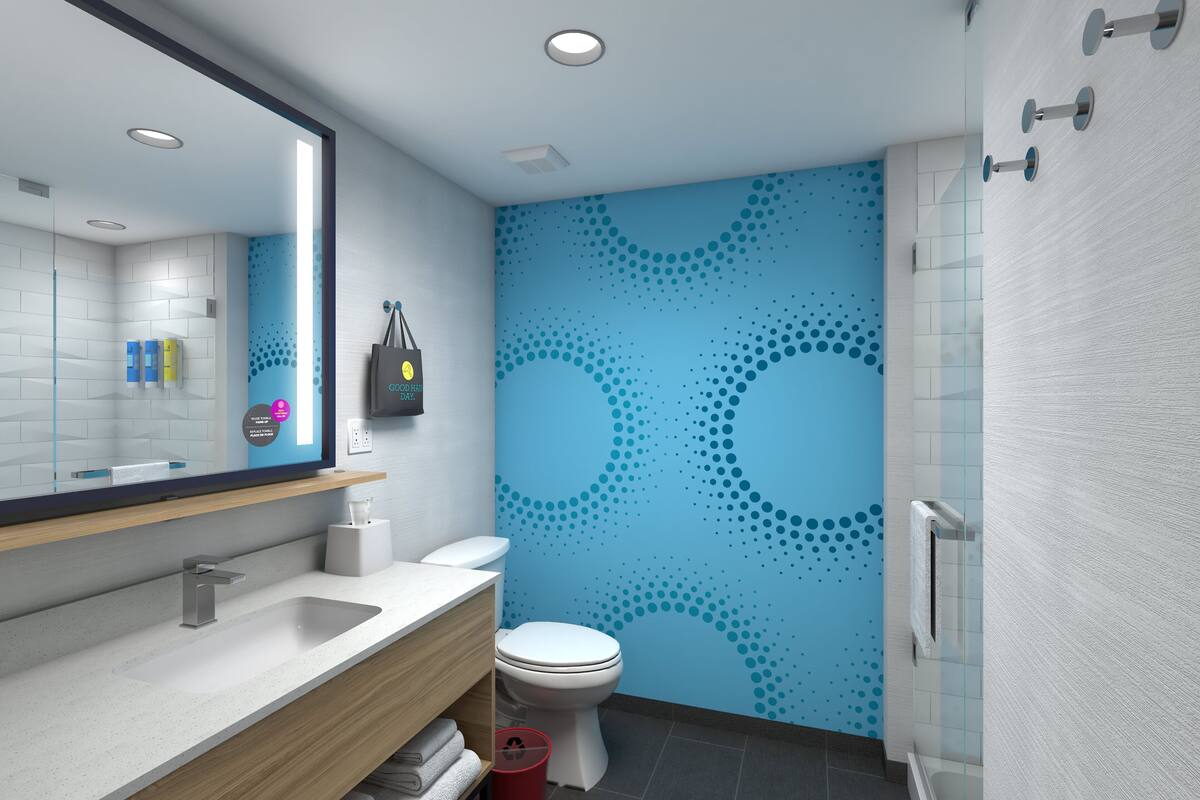 combined shower/bathtub, towels