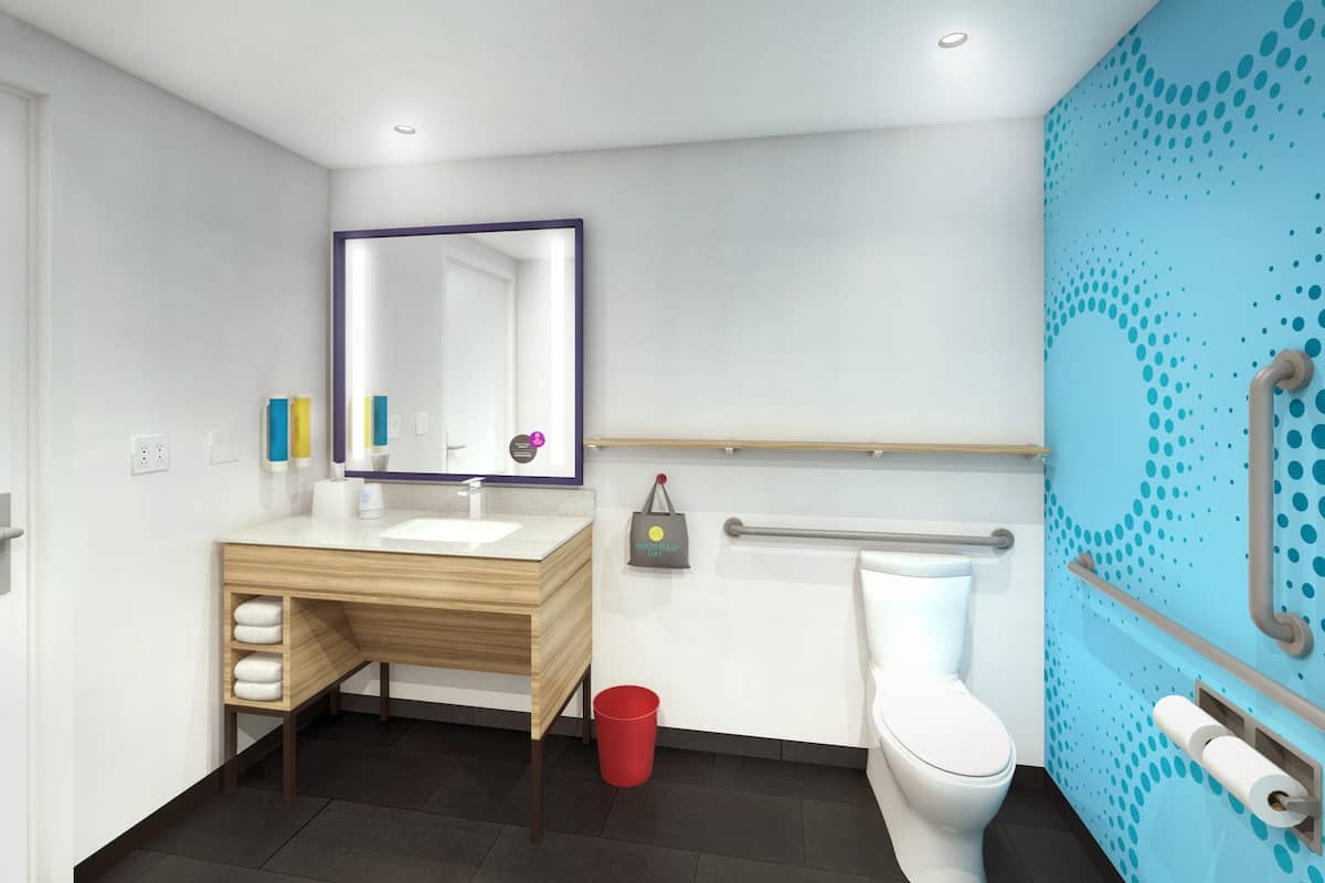 combined shower/bathtub, towels