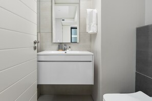 Douche, séchoir à cheveux, serviettes fournies, savon