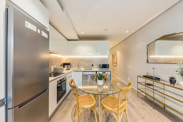 Kühlschrank, Mikrowelle, Ofen, Herdplatte