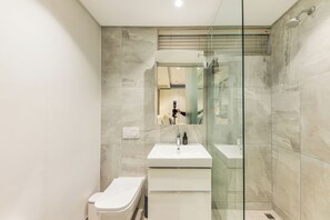 Douche, sèche-cheveux, serviettes fournies, savon
