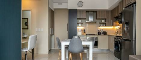 Réfrigérateur, micro-ondes, four, plaque de cuisson