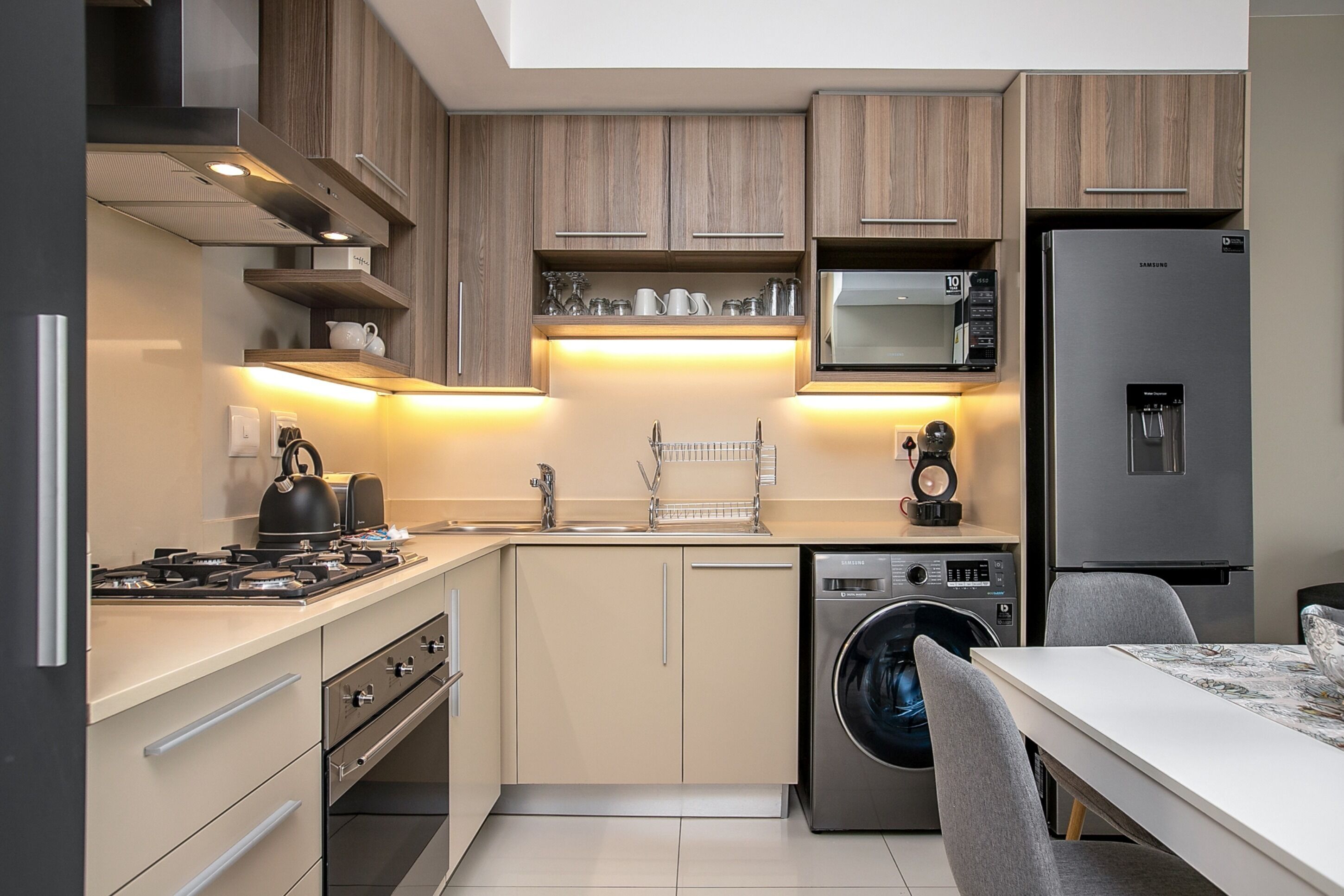 Een koelkast, een microgolfoven, een oven, een kookplaat