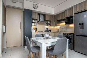 Fridge, microwave, oven, stovetop - Comfortable and Stylish in Rosebank (Johannesburg)