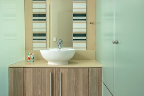 Douche, séchoir à cheveux, serviettes fournies, savon
