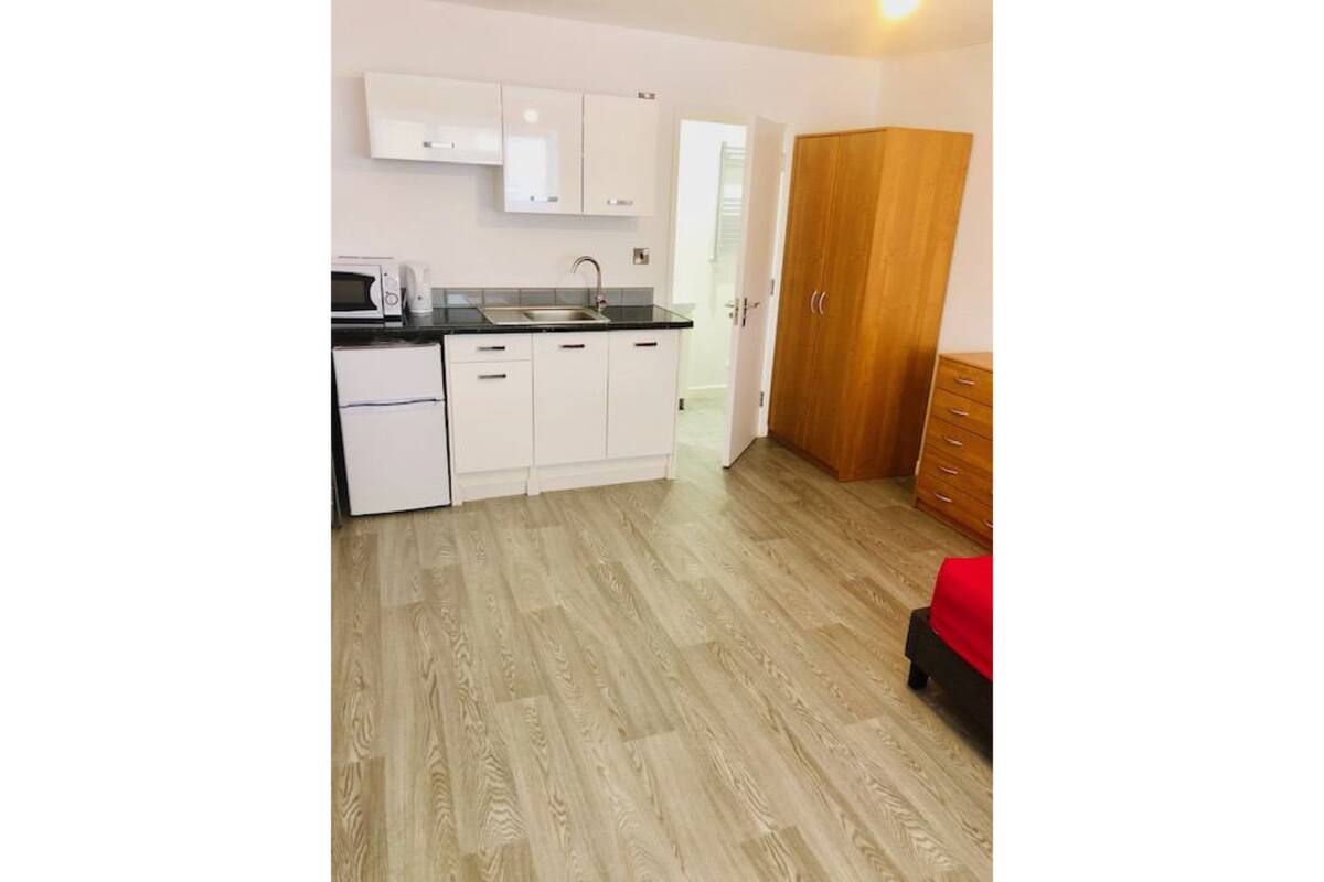 Iron/ironing board, bed sheets