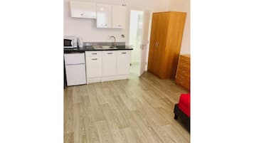 Iron/ironing board, bed sheets