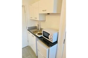 Standard Studio (Double) | Private kitchen | Coffee/tea maker - Lbh 22 (Poole)