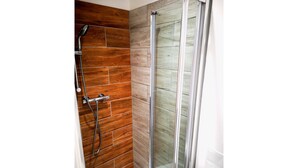 Estudio estándar (Triple) | Baño | Regadera, amenidades de baño gratuitas, toallas