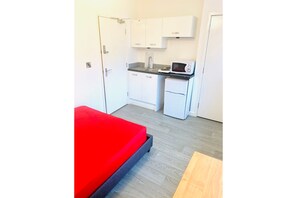 Standard Studio (Double) | Iron/ironing board, bed sheets - Lbh 22 (Poole)