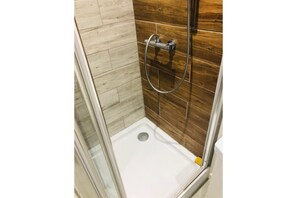 스탠다드 더블룸 | 욕실 | 샤워 시설, 무료 세면용품, 타월