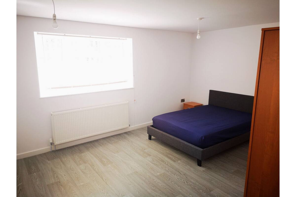 Iron/ironing board, bed sheets