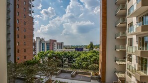 Un grattacielo con numerosi balconi e vista sulla città.