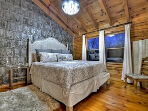 3 soverom, senger med overmadrass, skrivebord og strykejern/-brett