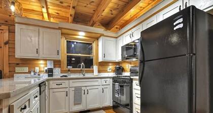 Fishtrap Overlook on the Toccoa River - Luxury Cabin w/ Views Deck WiFi Hot Tub!