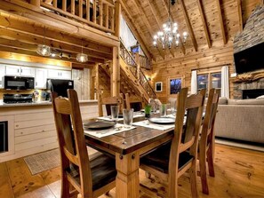 Dining - Fishtrap Overlook on the Toccoa River - Luxury Cabin w/ Views Deck WiFi Hot Tub! (Blue Ridge)