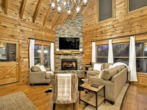 Smart TV, fireplace, DVD player, books - Fishtrap Overlook on the Toccoa River - Luxury Cabin w/ Views Deck WiFi Hot Tub! (Blue Ridge)