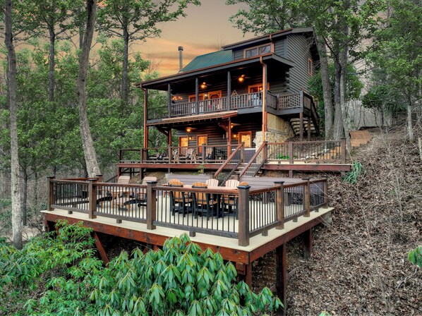 Outdoor dining - Fishtrap Overlook on the Toccoa River - Luxury Cabin w/ Views Deck WiFi Hot Tub! (Blue Ridge)