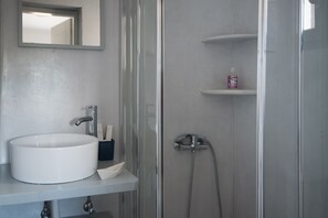 Douche, sèche-cheveux, serviettes fournies, savon