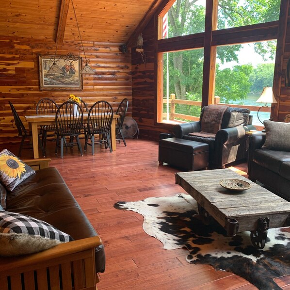 تلفزيون ذكي، مدفأة، مشغل دي في دي، تنس طاولة