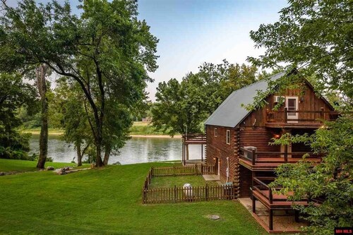 SECLUDED WHITE RIVERFRONT CABIN -SLEEPS 2-10, GREAT FAMILY & FISHERMEN GETAWAY